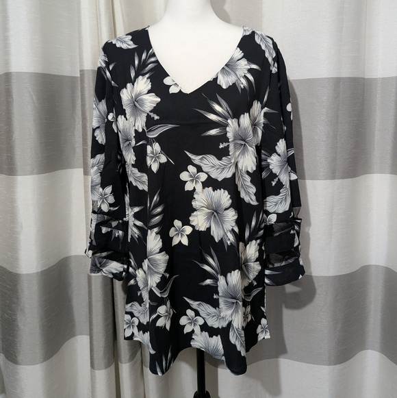 Women's Black and White Floral 3/4 Bell Sleeve Top Size: XL - Picture 3 of 10